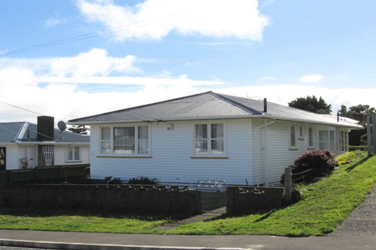 Photo of property in 19 Kenmore Street, Newlands, Wellington, 6037