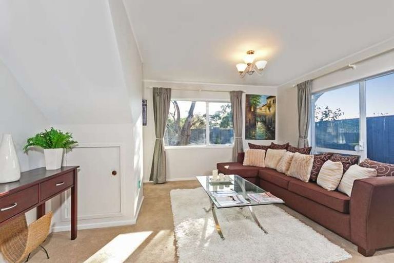 Photo of property in 2 Caspian Close, New Lynn, Auckland, 0600