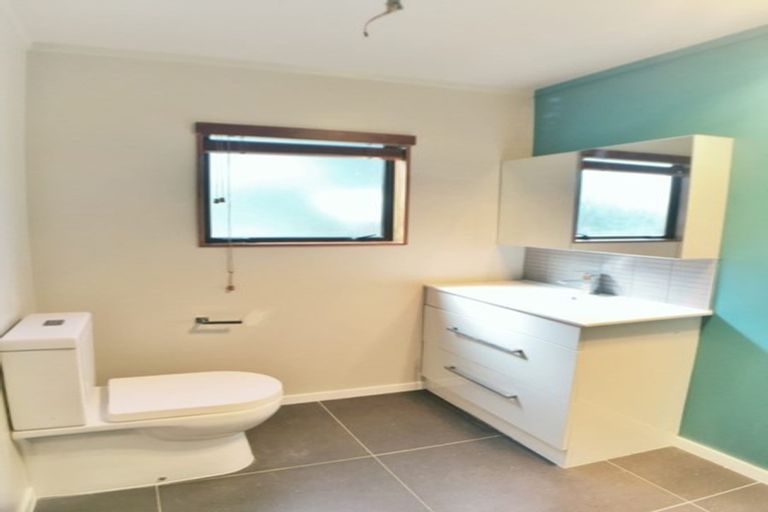 Photo of property in 4 Oystergrove Road, West Harbour, Auckland, 0618