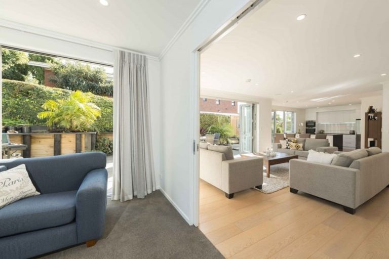 Photo of property in 3a Rossmore Terrace, Murrays Bay, Auckland, 0630