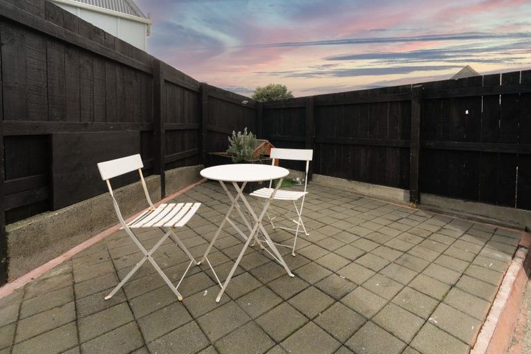 Photo of property in 138 Akaroa Drive, Maupuia, Wellington, 6022