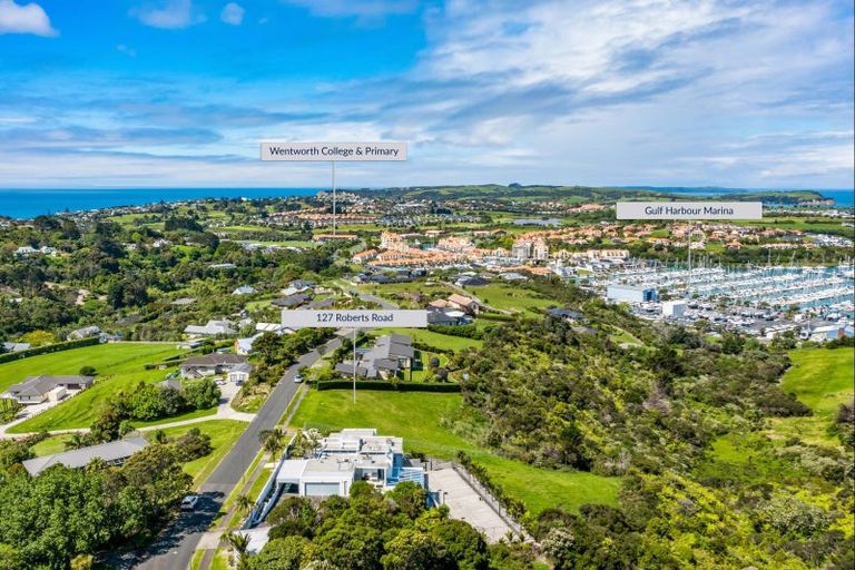 Photo of property in 127 Roberts Road, Matakatia, Whangaparaoa, 0930