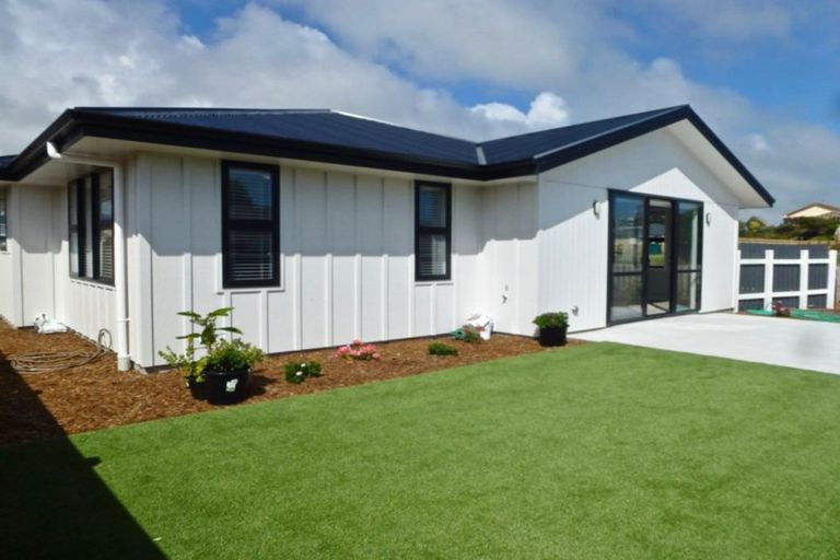 Photo of property in 1 Seagrass Place, Otaki Beach, Otaki, 5512