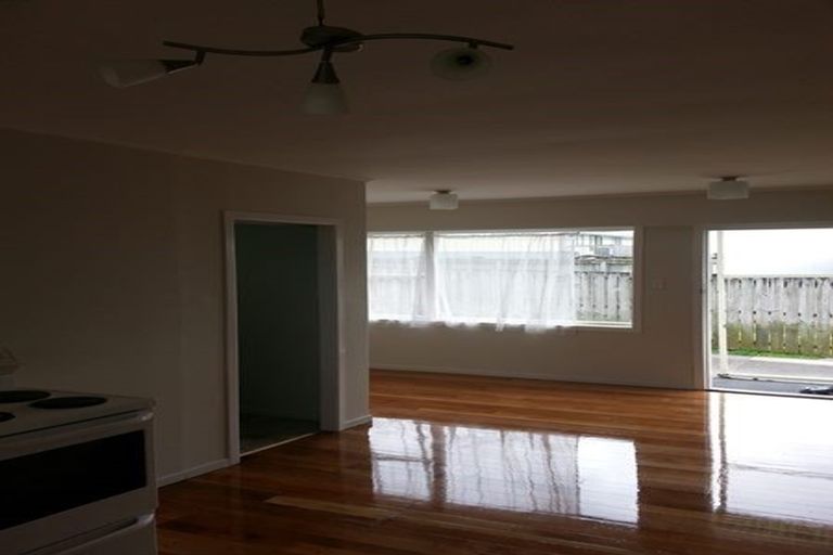 Photo of property in 2/16 Kaponga Crescent, New Lynn, Auckland, 0600