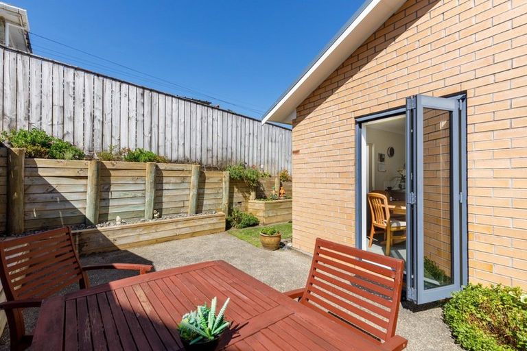 Photo of property in 9a Simons Street, Moturoa, New Plymouth, 4310