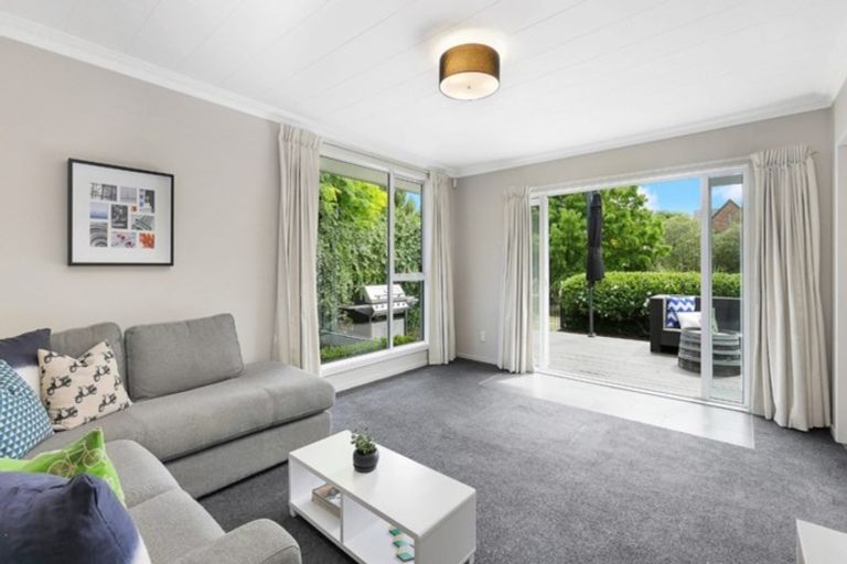 Photo of property in 2/5 Esher Place, Saint Martins, Christchurch, 8022