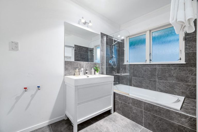 Photo of property in 2/7 Dakota Avenue, Beach Haven, Auckland, 0626