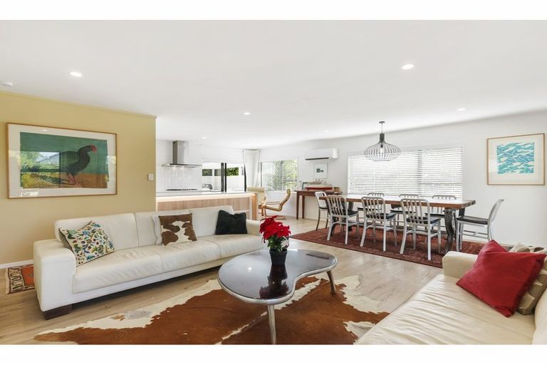 Photo of property in 6 Edgewater Grove, Orewa, 0931