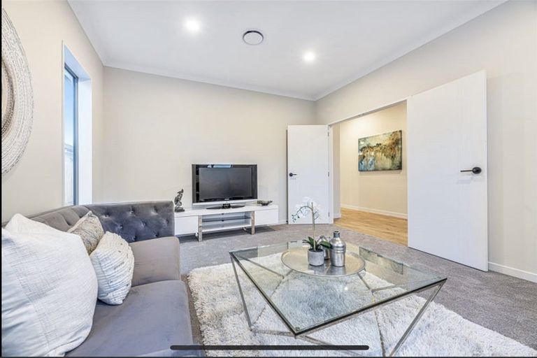 Photo of property in 15 Walter Ruddock Avenue, Kumeu, 0810