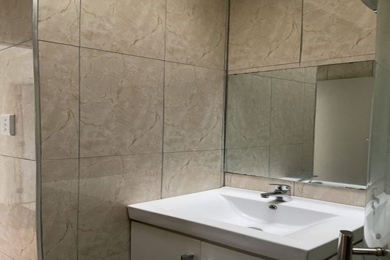 Photo of property in 5/106 West Coast Road, Glen Eden, Auckland, 0602