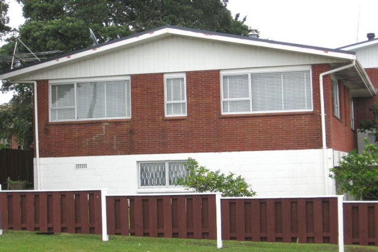 Photo of property in 3/38 Te Atatu Road, Te Atatu South, Auckland, 0610