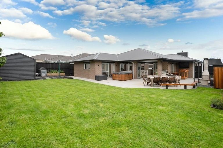 Photo of property in 17 Eric Farley Drive, Kumeu, 0810