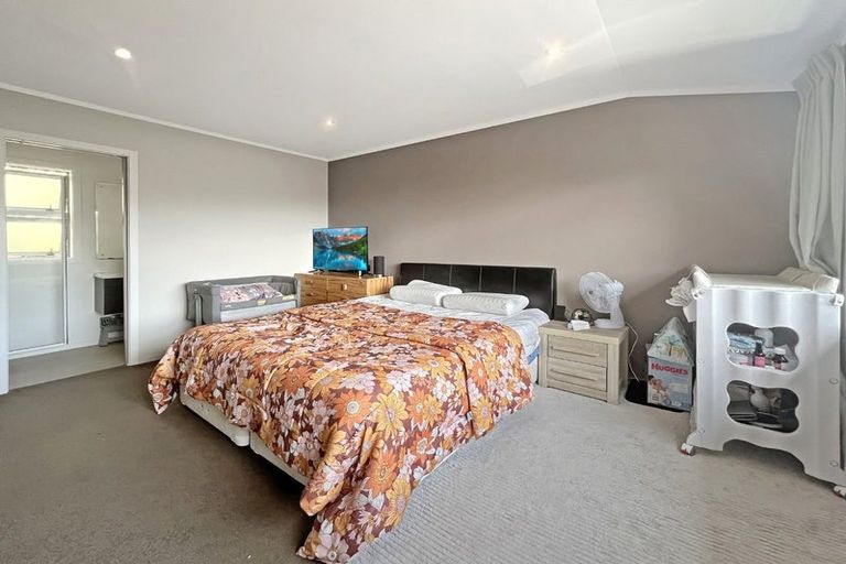 Photo of property in 87 Taylor Terrace, Tawa, Wellington, 5028