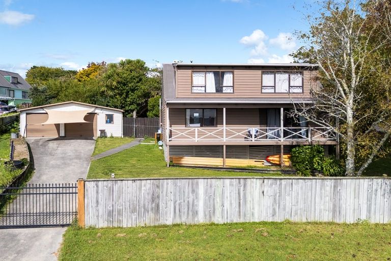 Photo of property in 2 Raelene Place, Massey, Auckland, 0614