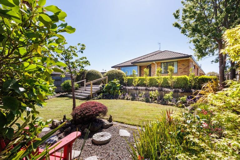 Photo of property in 23 Johnstone Drive, Fitzherbert, Palmerston North, 4410