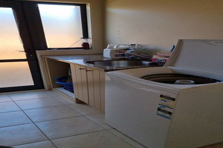 Photo of property in 4 Feeny Crescent, East Tamaki, Auckland, 2013