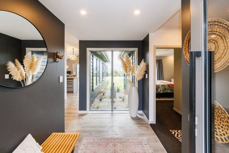 Photo of property in 10 Mediterranean Grove, Fitzherbert, Palmerston North, 4410