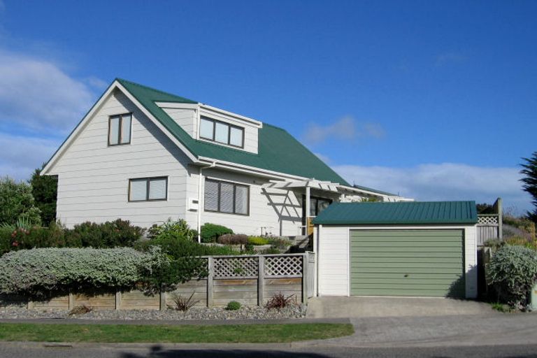 Photo of property in 2 Oratia Street, Waikanae Beach, Waikanae, 5036