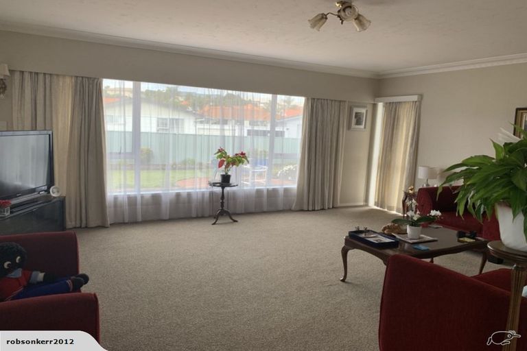 Photo of property in 10 Mirrabooka Avenue, Botany Downs, Auckland, 2010