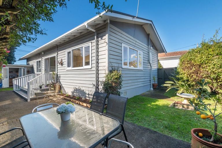 Photo of property in 1/18 Gladstone Road, Northcote, Auckland, 0627