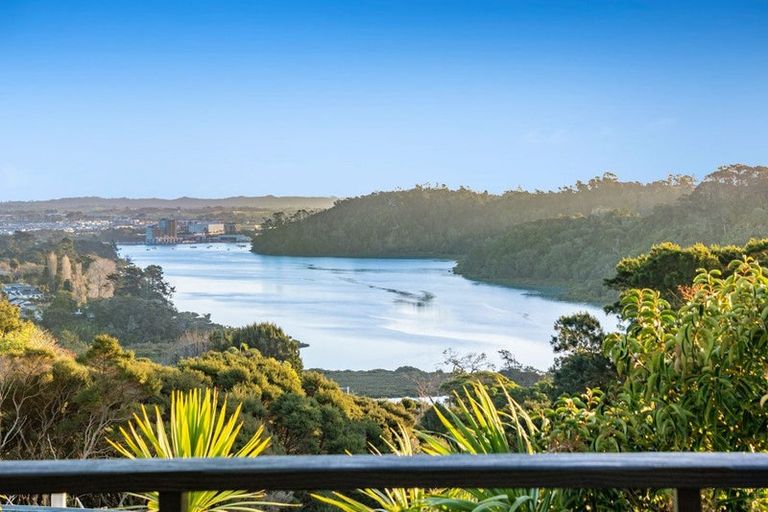 Photo of property in 2/9 Pemberton Avenue, Bayview, Auckland, 0629