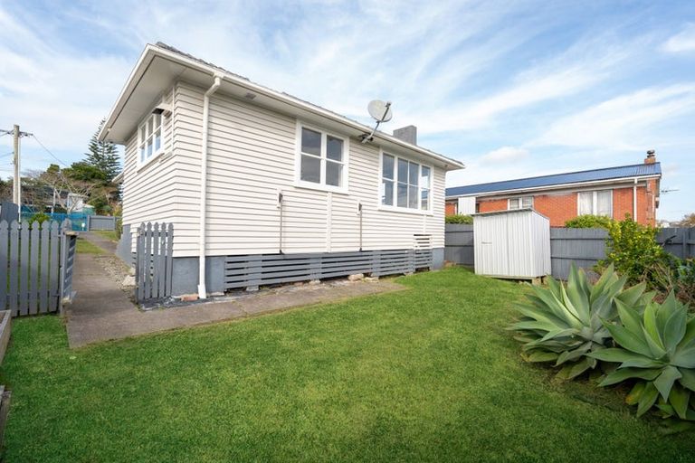 Photo of property in 65 Farquhar Road, Glendene, Auckland, 0602