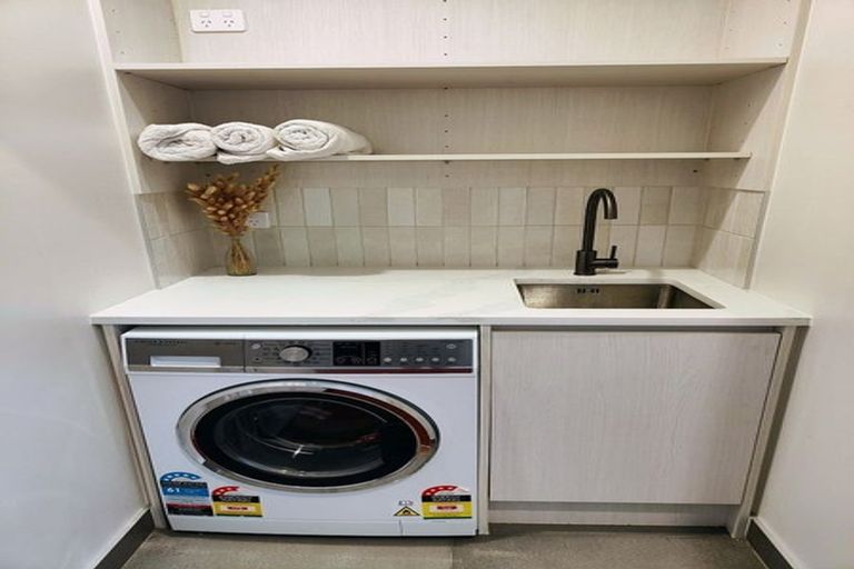 Photo of property in 1/63 Pupuke Road, Birkenhead, Auckland, 0627