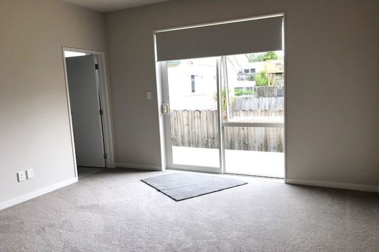 Photo of property in 1a Harrowglen Drive, Northcross, Auckland, 0632