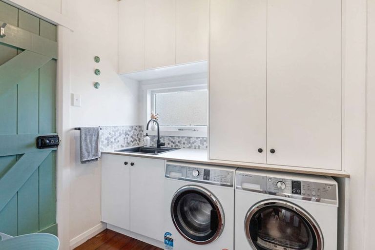 Photo of property in 9 Selwyn Street, Lower Vogeltown, New Plymouth, 4310