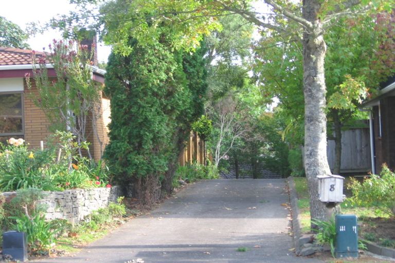 Photo of property in 8 Ravenstone Place, Chatswood, Auckland, 0626