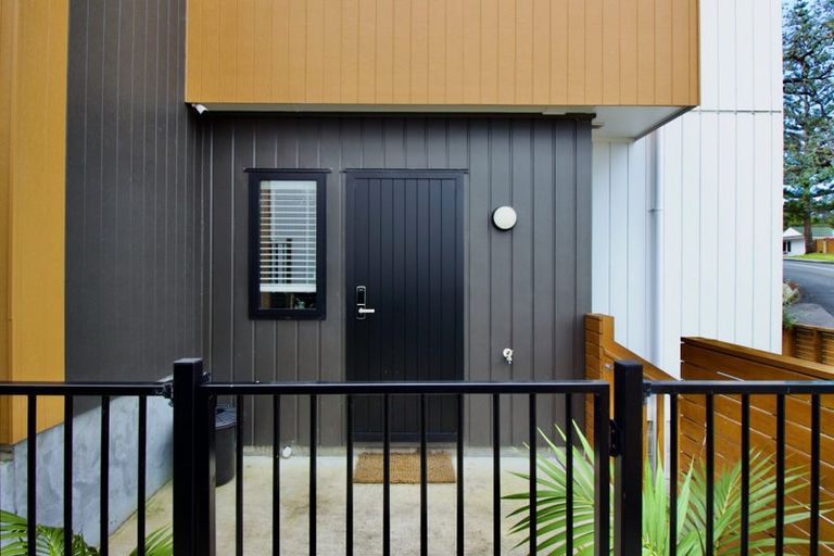 Photo of property in 2a Mcquoid Place, Glenfield, Auckland, 0629