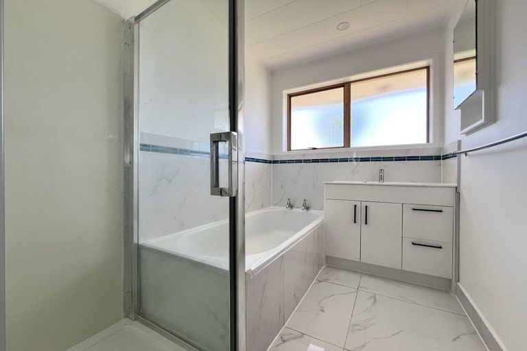 Photo of property in 28 Butterworth Drive, Glendene, Auckland, 0602