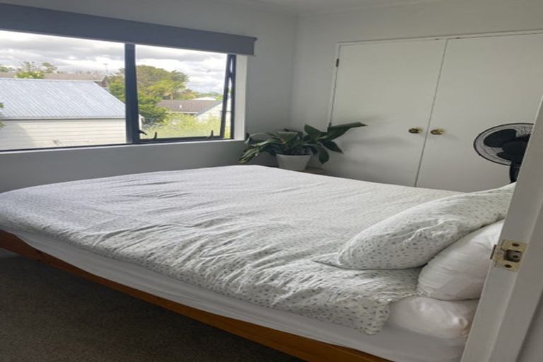 Photo of property in 2/147 Spinella Drive, Bayview, Auckland, 0629