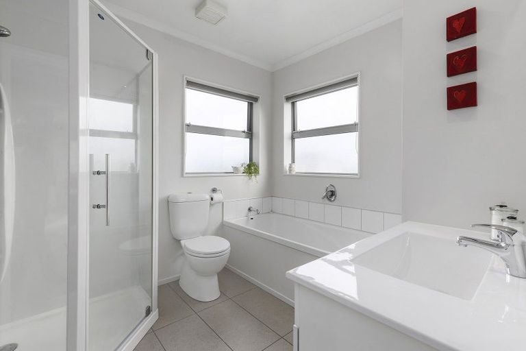 Photo of property in 32 Havana Rise, Grenada Village, Wellington, 6037