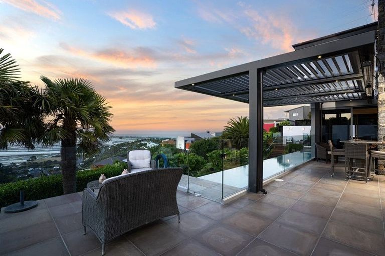 Photo of property in 8 Avery Place, Redcliffs, Christchurch, 8081