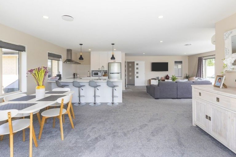 Photo of property in 6 Little Oaks Drive, Yaldhurst, Christchurch, 8042