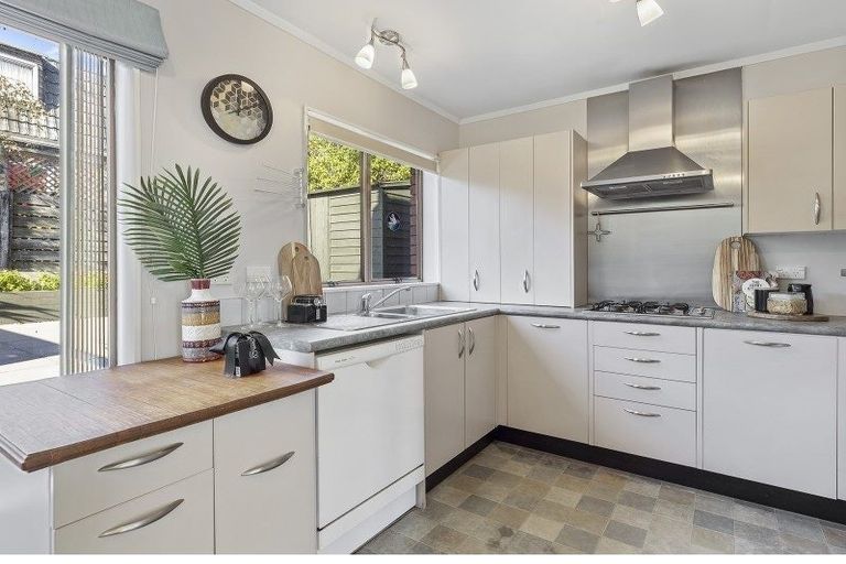 Photo of property in 85 Churton Drive, Churton Park, Wellington, 6037