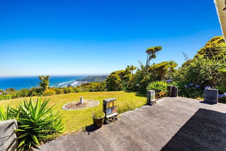 Photo of property in 11 Te Ahuahu Road, Piha, New Lynn, 0772