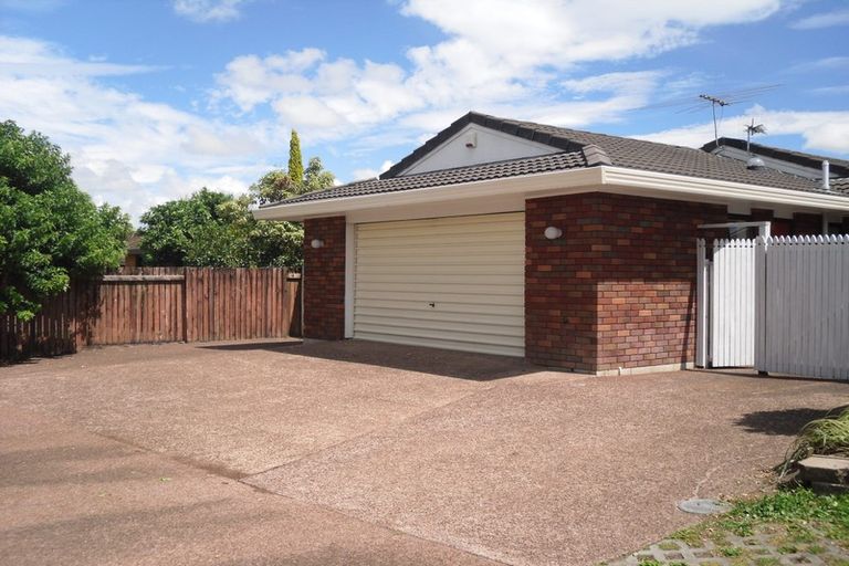 Photo of property in 2/9 Kallaroo Place, Botany Downs, Auckland, 2010