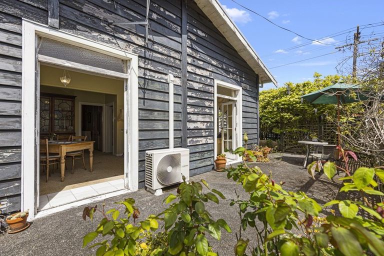 Photo of property in 2 Hoyle Place, New Plymouth, 4310