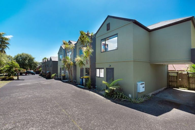 Photo of property in 9/44 Fields Parade, Oteha, Auckland, 0632