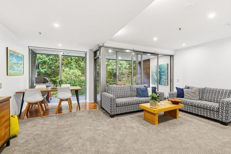 Photo of property in Patent 326 Apartments, 209s/326 Evans Bay Parade, Hataitai, Wellington, 6021