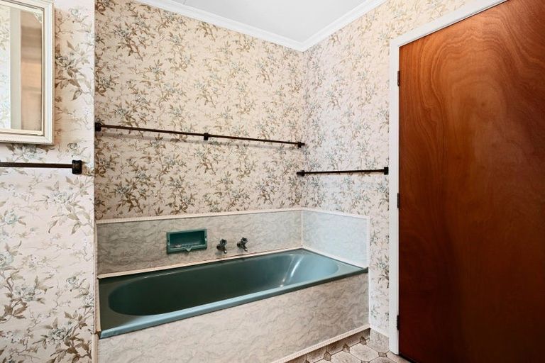 Photo of property in 18 Leon Place, Waitara, 4320