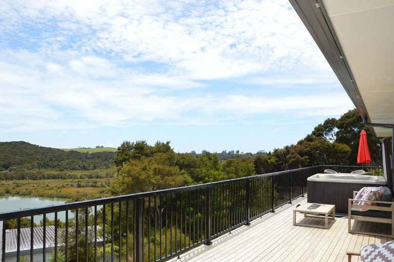 Photo of property in 14 Waterview Place, Haruru, 0204