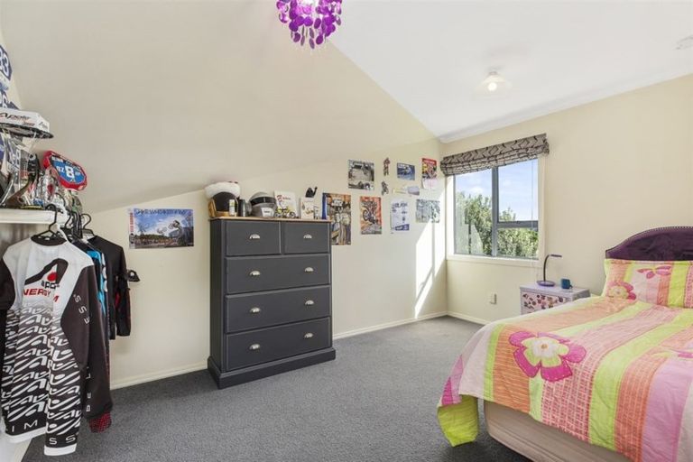 Photo of property in 40 Joseph Banks Drive, Whitby, Porirua, 5024
