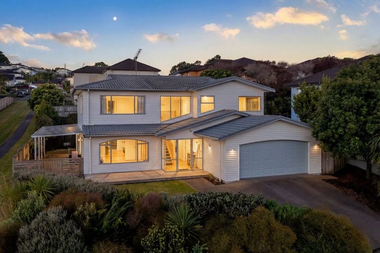 Photo of property in 31 Harrowglen Drive, Northcross, Auckland, 0632