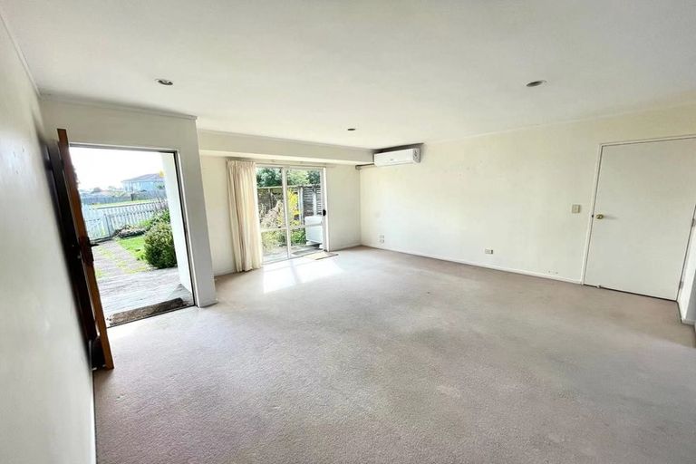 Photo of property in 1 Graham Collins Drive, Windsor Park, Auckland, 0632