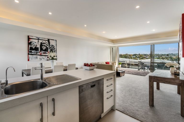 Photo of property in 4/49 Browns Road, Browns Bay, Auckland, 0630