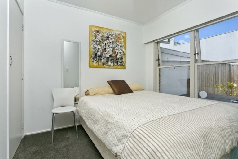 Photo of property in 2/50 Cheval Drive, Totara Vale, Auckland, 0629