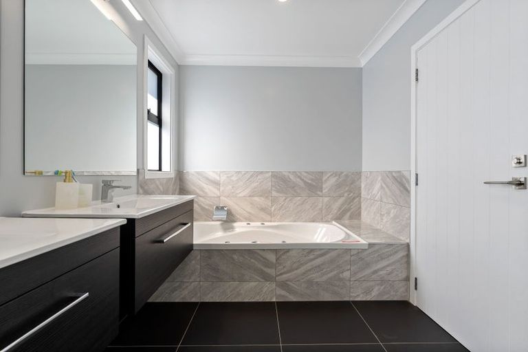 Photo of property in 2 Cessna Way, Newlands, Wellington, 6037